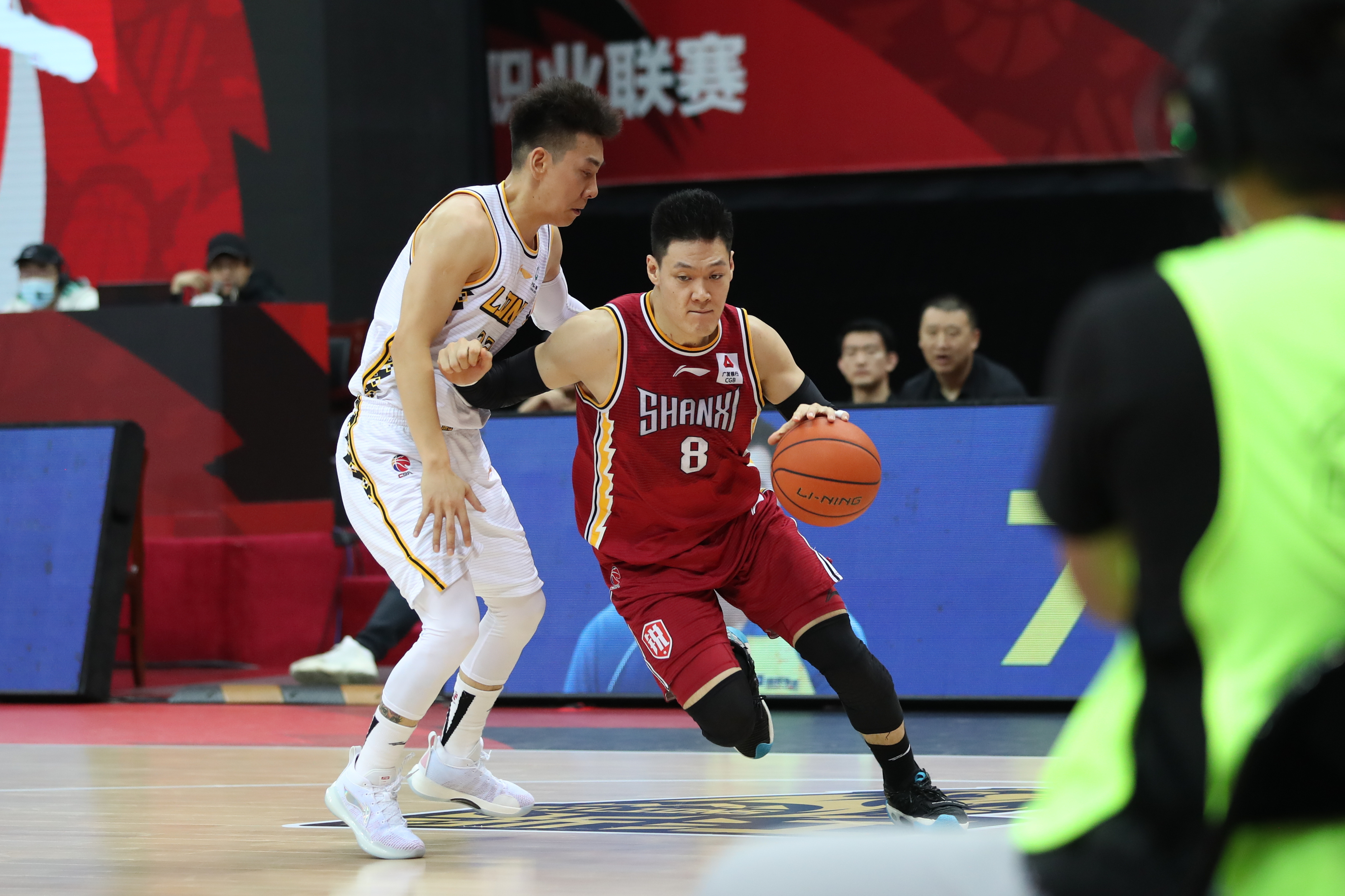 包含训练课后福建男篮调整名单以备NBA季后赛，状态回暖环节打磨，媒体盛赞，团队化学反应显著的词条