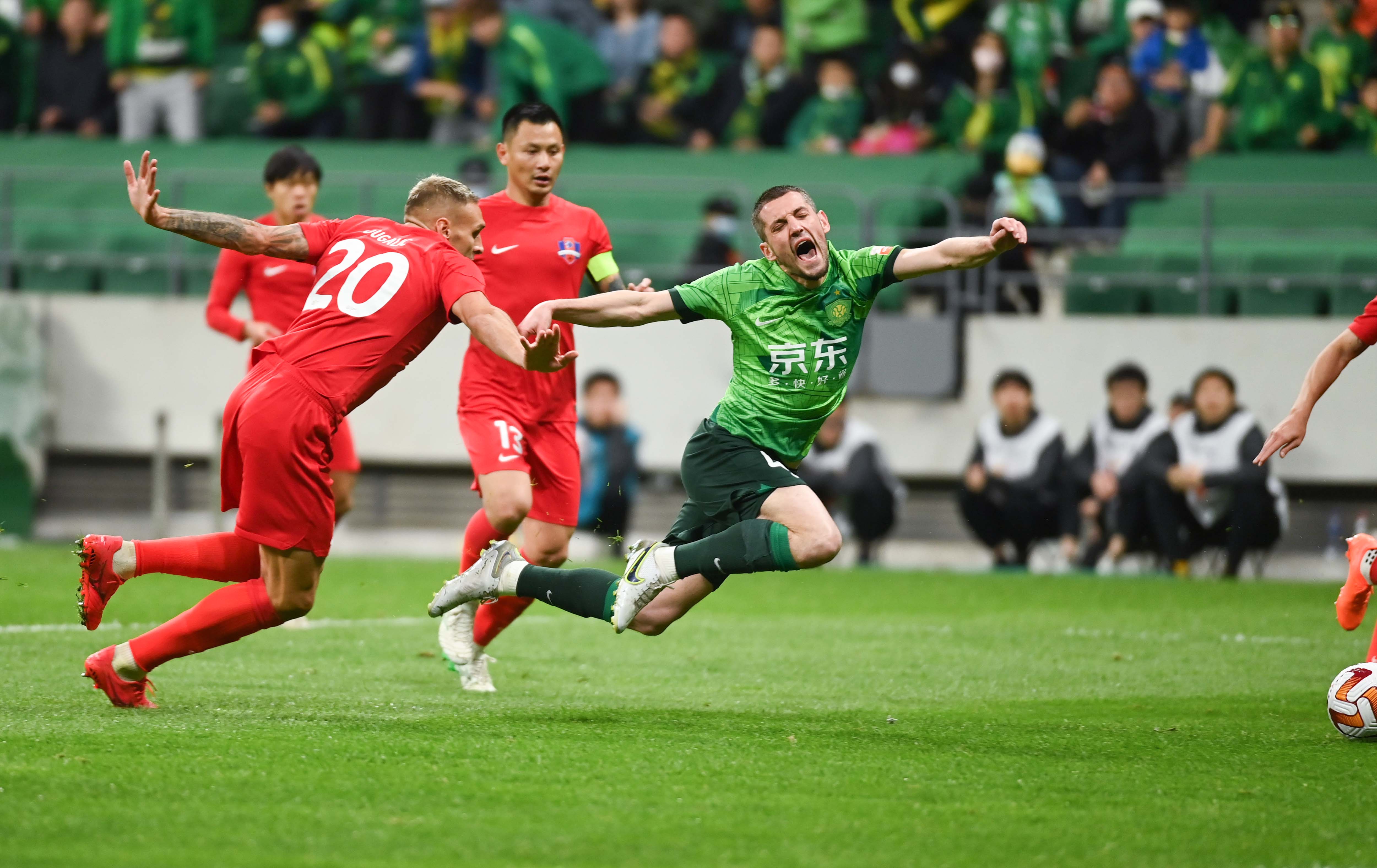 包含北京国安发布备战花絮，集结日防线松动，中超任务艰巨，纪律约束更严格的词条