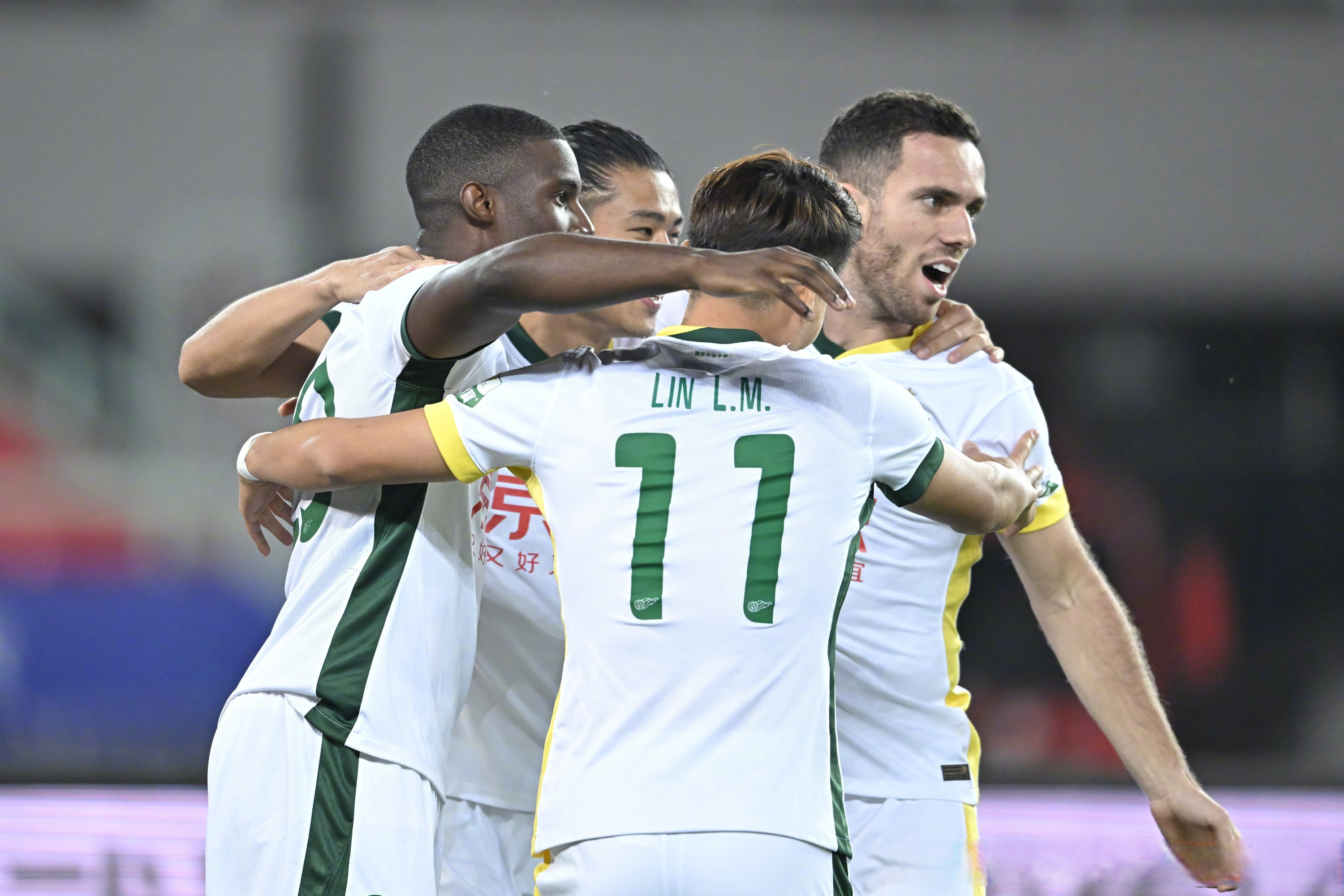 包含赛地聚焦——葡超今晨热度飙升；亚特兰大手感冰凉；引发热议；阵容厚度经受考验的词条