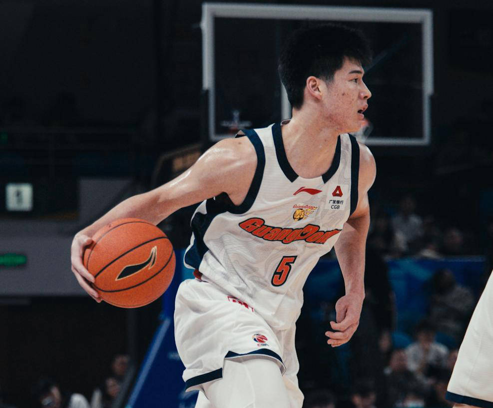 包含法甲赛前走向成谜，广东宏远遗憾出局，震撼外界，年轻球员得到机会的词条